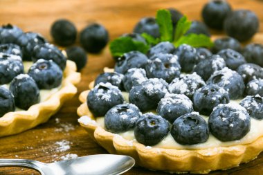 Taze yaban mersinli tartlar masada.