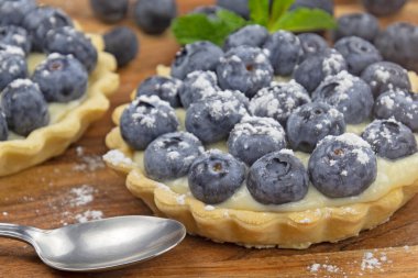 Taze yaban mersinli tartlar masada.