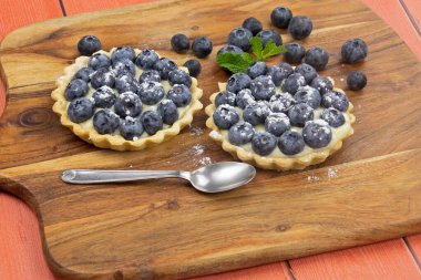 Taze yaban mersinli tartlar masada.