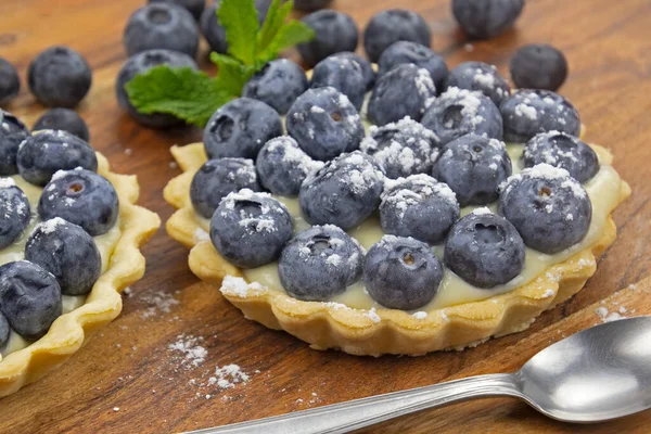 Taze yaban mersinli tartlar masada.