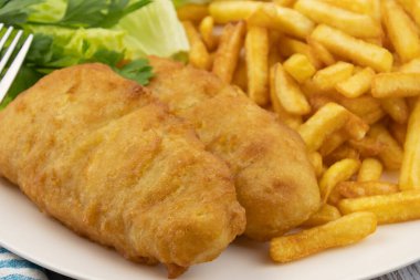 Balık ve patates, sos ve salata.