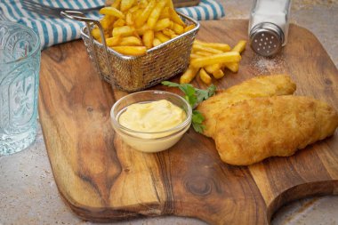 Tahtada balık ve patates, tuz, sos ve maydanoz. 