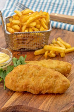 Tahtada balık ve patates, tuz, sos ve maydanoz. 