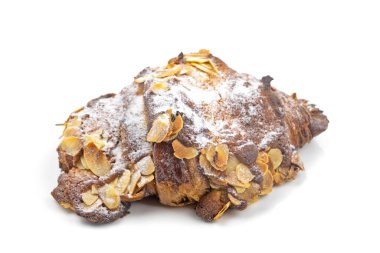 Beyaz arka planda izole edilmiş çikolata ve badem kruvasanı.