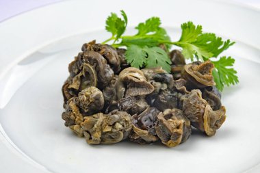 Beyaz tabakta pişmiş Burgundy salyangozları