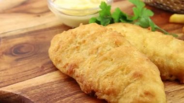 Tahtada balık ve patates, tuz, sos ve maydanoz. 