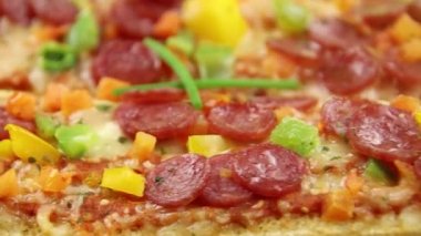 Tahta arka planda salamlı, peynirli ve sebzeli pizzalı sandviç. 