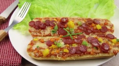 Salamlı, peynirli ve sebzeli pizza sandviçleri.