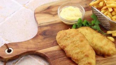 Tahtada balık ve patates, tuz, sos ve maydanoz. 