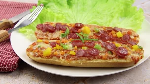 Σάντουιτς Πίτσα Σαλάμι Τυρί Και Λαχανικά Στο Πιάτο — Αρχείο Βίντεο