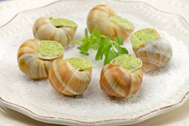 Maydanozlu taze salyangoz ve tereyağlı sarımsak.