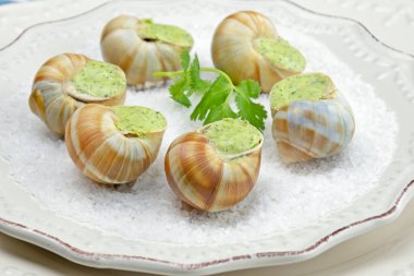 Maydanozlu taze salyangoz ve tereyağlı sarımsak.