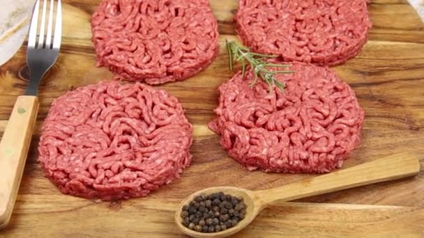 Surowe Mięso Mielone Ziołami Przyprawami Burgerów Gotowych Gotowania — Wideo stockowe