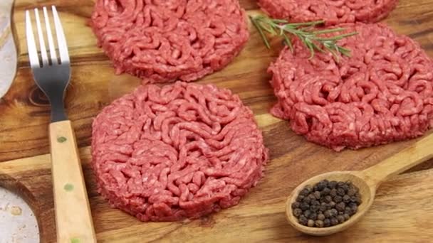 Carne Picada Crua Com Ervas Especiarias Para Hambúrgueres Prontos Para — Vídeo de Stock