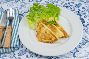 bir tabakta peynirli krep