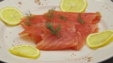 Limonlu füme somon dilimleri.