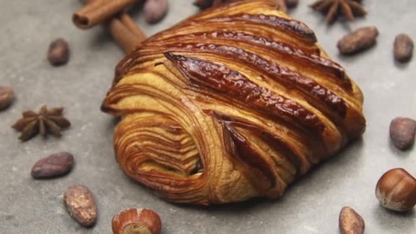 Domácí Croissant Čokoládou Ořechy — Stock video