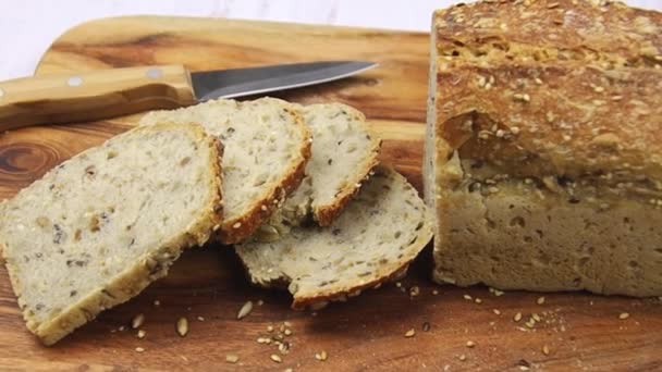 Pan Rodajas Sobre Tabla Madera — Vídeo de stock