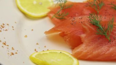 Limonlu füme somon dilimleri.