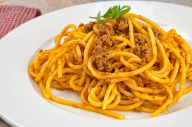 Masada bir tabak spagetti bolonez sosu.