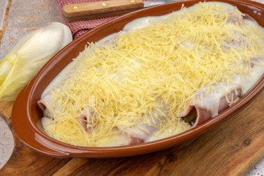 Salamlı hindiba tabağı.