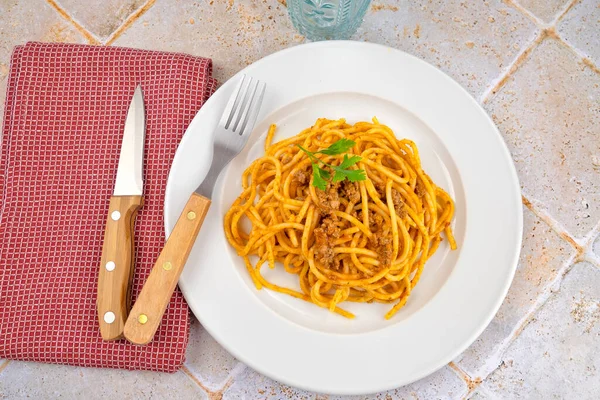 Piatto Salsa Bolognese Spaghetti Tavolo — Foto Stock