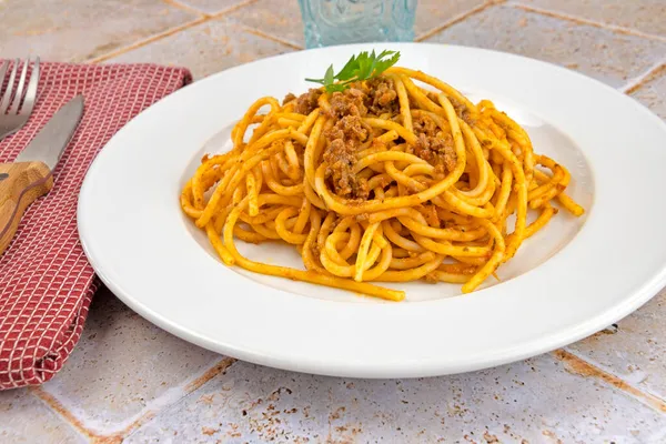 Piatto Salsa Bolognese Spaghetti Tavolo — Foto Stock