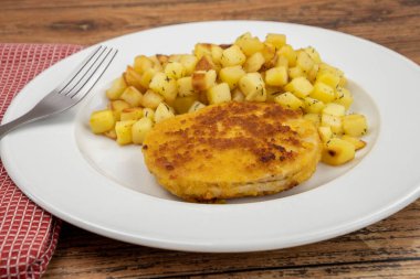 Kızarmış pirzola ve patates kızartması.