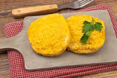 Tahtada kızarmış tavuk pirzolası.