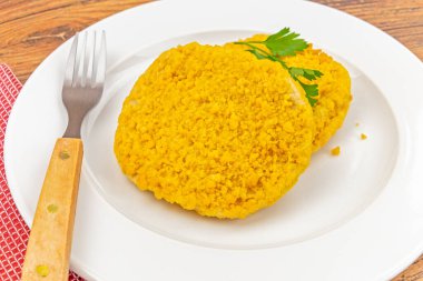 Kızarmış tavuk pirzola beyaz plaka üzerinde 