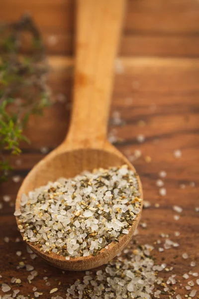 Cucchiaio Legno Con Sale Misto Spezie Secche Fondo Legno — Foto Stock