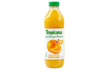 Bir şişe Tropicana marka portakal suyu.