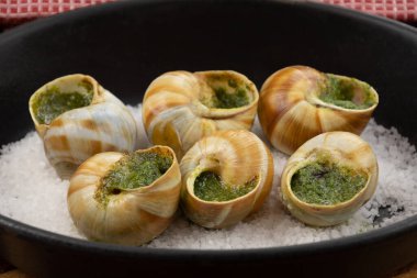 Maydanozlu ve sarımsaklı taze salyangoz. 