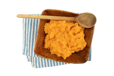 Beyaz arka planda izole edilmiş tatlı patates püresi.