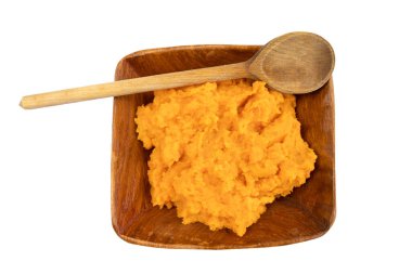 Beyaz arka planda izole edilmiş tatlı patates püresi.