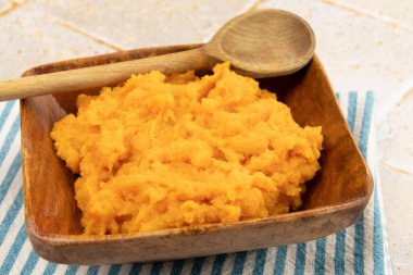 Bir tabakta patates püresi