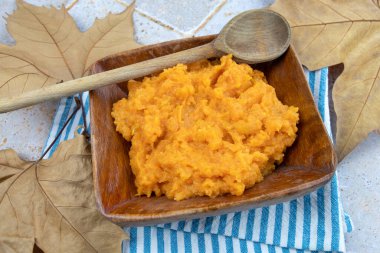 Bir tabakta patates püresi