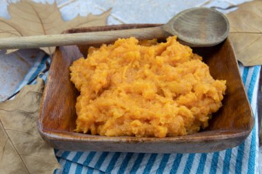 Bir tabakta patates püresi