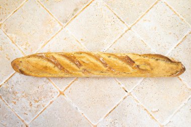 Arka planda taze ekmek var.