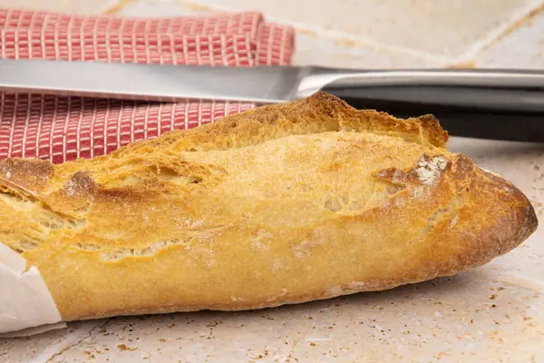 Frisches Baguette Brot Und Großes Messer Hintergrund — Stockfoto