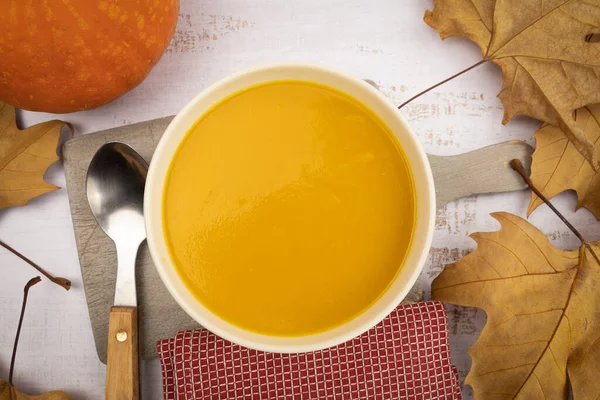 Pompoensoep Met Herfstbladeren Lepel Witte Achtergrond — Stockfoto