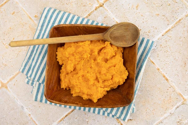 Bir tabakta patates püresi