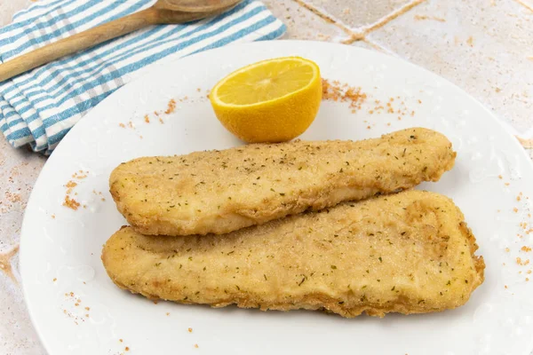 Peixe Frito Com Limão Branco Branco — Fotografia de Stock