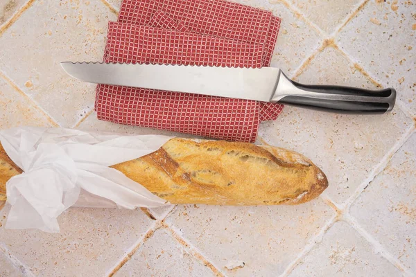 Čerstvý Bagetový Chléb Velký Nůž Pozadí — Stock fotografie