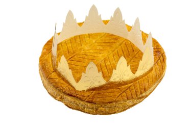 Galette des Rois ve taç bir masada, Kral Epifani pasta beyaz arka planda izole