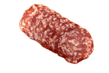 Beyaz arka planda izole edilmiş sosis dilimleri