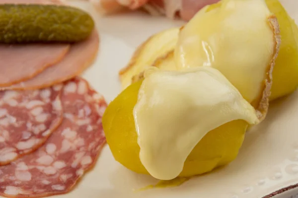 Fromage Raclette Fondu Sur Pommes Terre Charcuterie Dans Une Assiette — Photo