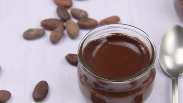 Toples Kecil Dari Krim Coklat Atas Meja — Stok Video