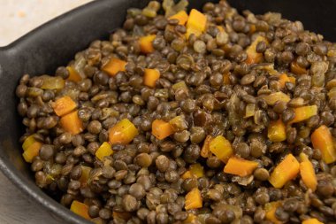 Mercimek tabağı masada.