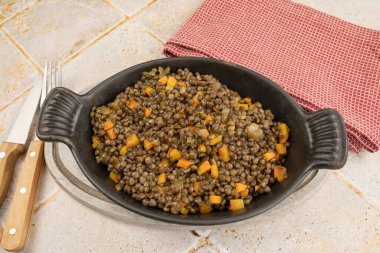  Mercimek tabağı masada.